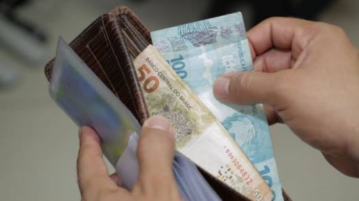 Salário mínimo de R$ 1.045 começa a vigorar